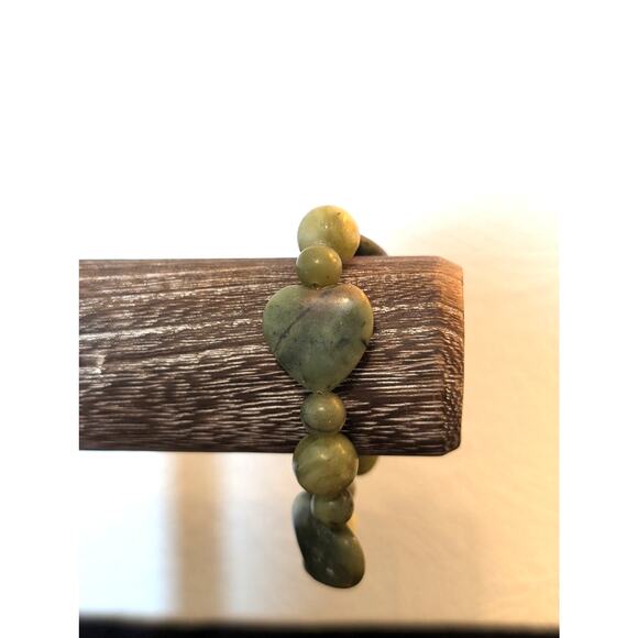 Green Stone Heart Round Bead Stretch Bracelet - Picture 4 of 4